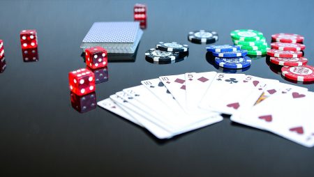 オンラインカジノで副業可能?副業する時の注意点や安全なサイトの選び方を紹介!