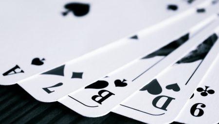 テキサスホールデムの役ごとの確率まとめ表|勝率を上げるための思考法とは