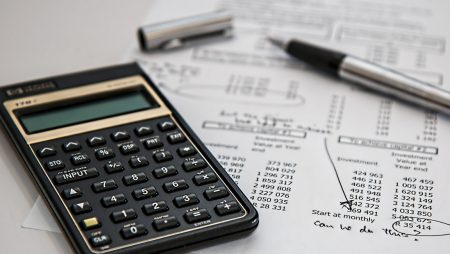 【必見】ポーカーの様々な確率を表で解説!計算方法や儲けるためのポイントも!