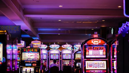 インカジとオンカジの違いを知らないのは危険?安全に遊べるカジノも紹介